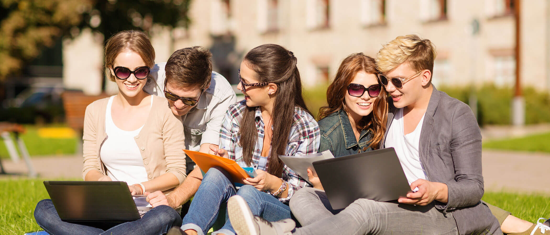 Studenti studiando all'aria aperta